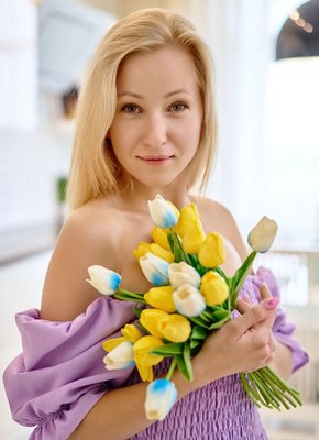 Нежная девушка с маленькими острыми сосками