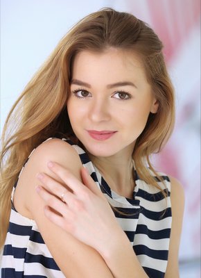 Барышня без трусиков показала нежную попку