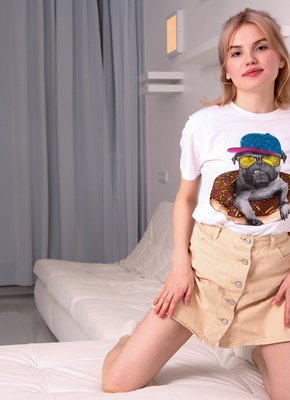 Скромная детка в мини юбке засветила трусы