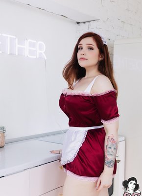 Толстая горничная показала огромные дойки