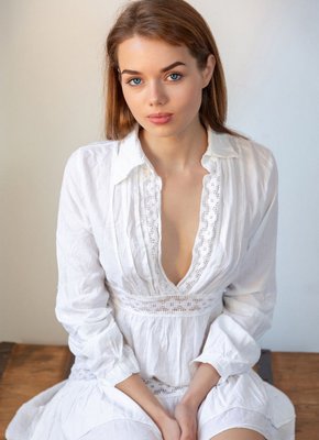 Нежная девушка засветила волосатую письку