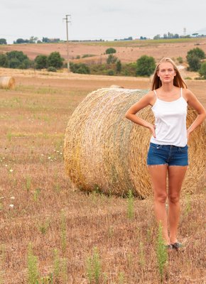 Деревенская дылда разделась до гола в поле