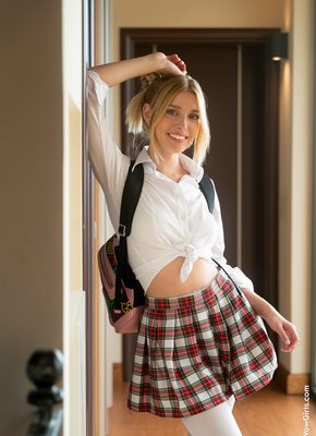 Молодая шалунья показала бритую влажную киску