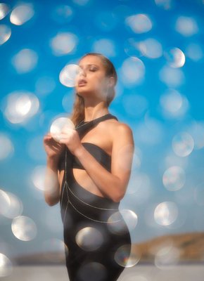 Плоская модель красиво позирует обнаженной