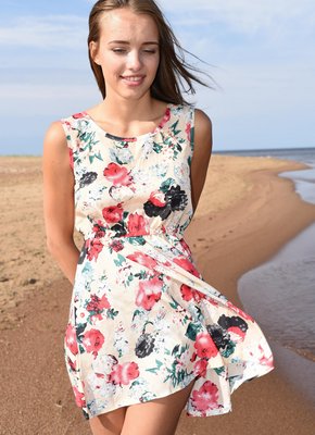 Симпатичная девица без трусиков сняла платье