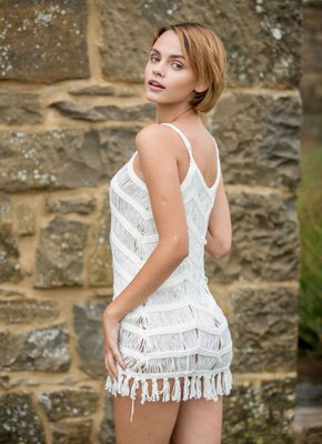 Голая милашка виляет упругой попочкой