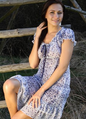 Деревенская красотка снимает белые трусы