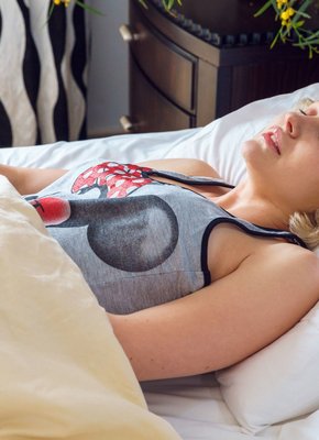 Сонная блондинка мастурбирует в постели