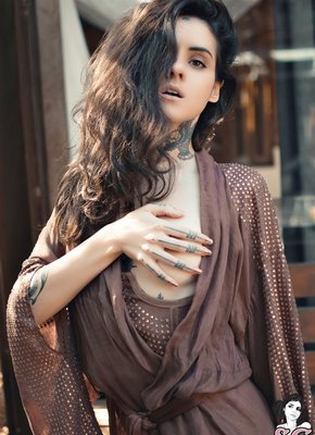 Дерзкая красавица разделась до гола