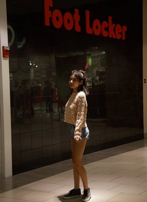 Молодая девка показывает титьки