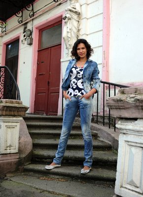 Грудастая длинноногая дамочка