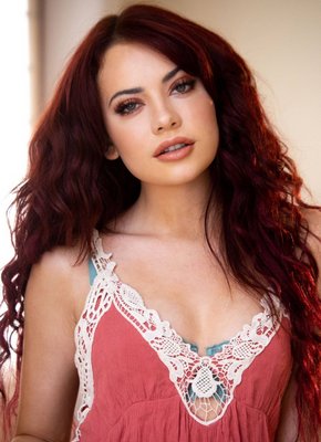 Аппетитная киска и упругая попка сексуальной дамы