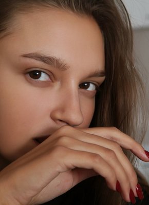 Сексуальная спортивная девка сняла трусики на кухне