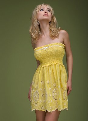 Милая девушка с упругими буферами снимает платье