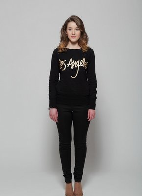 Симпатичная дева раздевается и показывает жопу