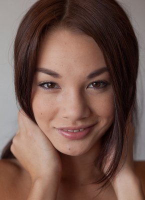 Азиатская девушка с подвязкой на ножке сняла трусики