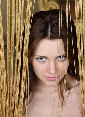 Обнажённая девушка с красивой попой и киской