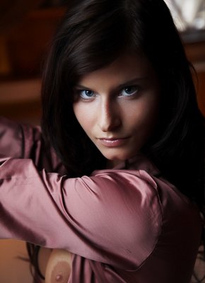 Красивая темноволосая девица с сексуальным телом