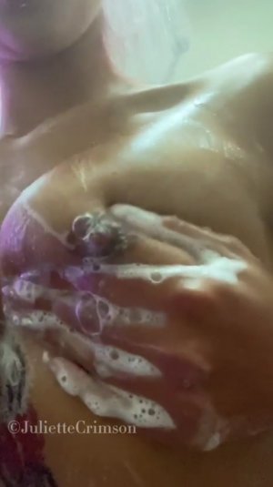 Намыливая здоровенные сисечки, довольная чикса заодно полапала и свою письку