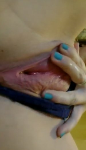 Отодвинув синие трусики в сторону, девка знойно теребит пизду пальцами